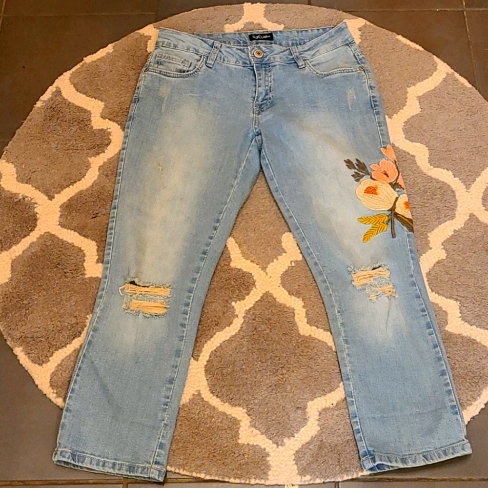 Suko -Light Wash Fade/Ripped Embroidered Jeans